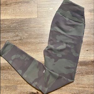 Alo Yoga Hunter Green Camo Full Length Leggings